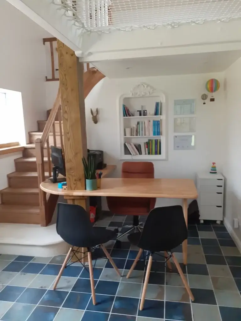 Bureau chaleureux et espace de consultation du cabinet de psychomotricité à Le Passage (Agen)