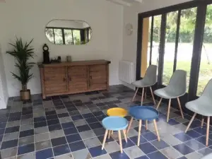 Salle d’attente lumineuse et chaleureuse du cabinet de psychomotricité à Agen