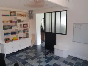 Salle de motricité équipée pour les séances de psychomotricité avec enfants et adolescents